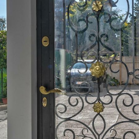 Le Park Apartment Bucharest Exterior photo