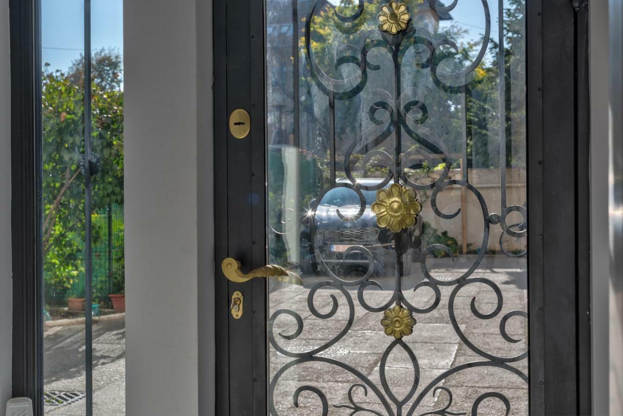 Le Park Apartment Bucharest Exterior photo